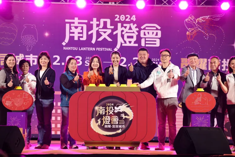 南投縣長許淑華昨晚與賓一起為2024南投燈會點燈。縣府提供