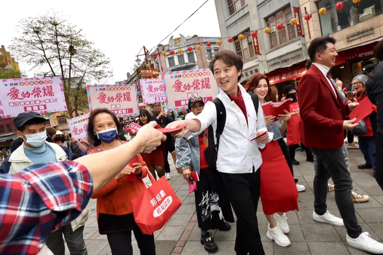 何豪傑在迪化街發送紅包袋。彭欣偉攝