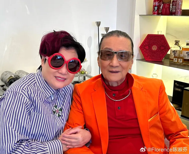 陳淑芬（左）曬合照幫謝賢闢謠。翻攝陳淑芬微博