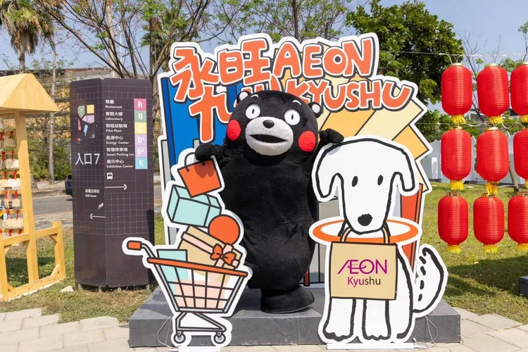 熊本縣吉祥物「熊本熊」下午在2024台灣燈會「高鐵燈區」快閃現身。翻攝臉書@黃偉哲