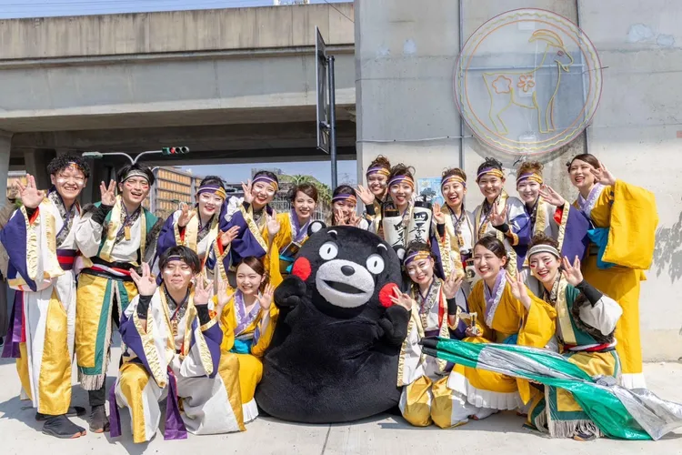 熊本縣吉祥物「熊本熊」下午在2024台灣燈會「高鐵燈區」快閃現身。翻攝臉書@黃偉哲