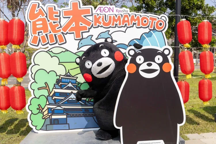 熊本縣吉祥物「熊本熊」下午在2024台灣燈會「高鐵燈區」快閃現身。翻攝臉書@黃偉哲