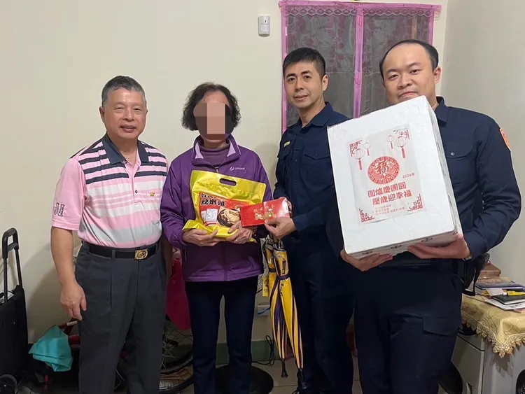 警方以實際行動致贈民生物資關懷在地里民。警局提供