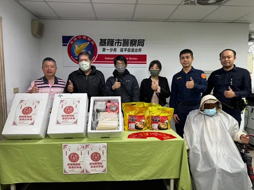 龙年送暖！基隆警与人气甜品店合赠人参鸡、红包　给弱势温暖希望