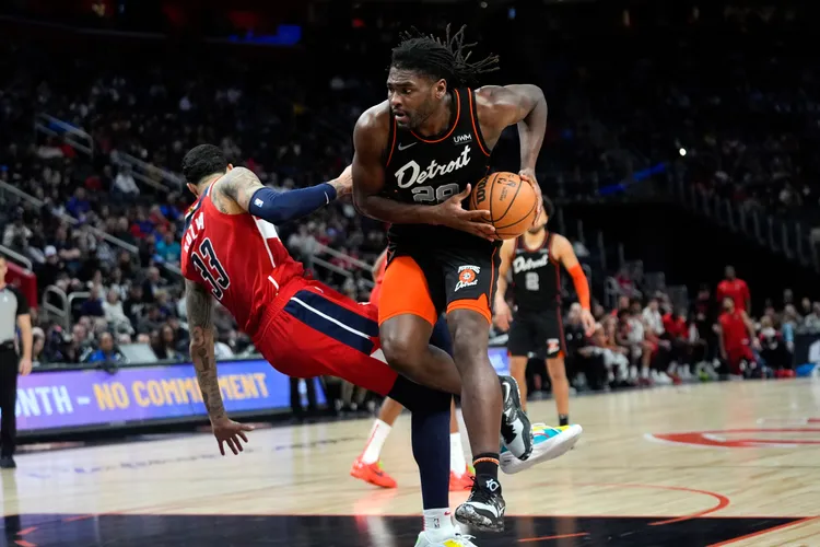 史都華(右)被控打人。美聯社