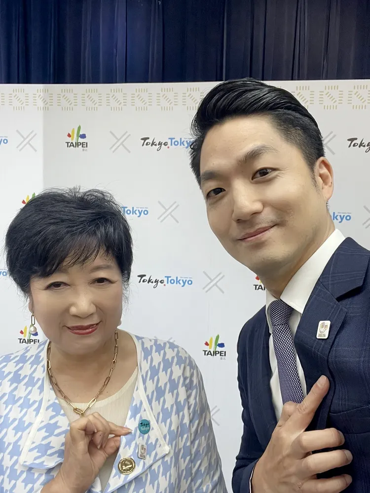 蔣萬安和小池百合子自拍。北市府提供