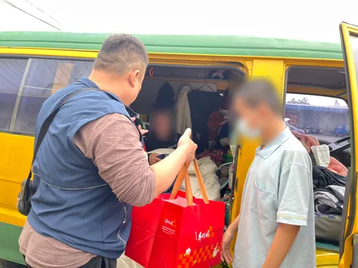 窮困父子以車為家 平鎮暖警寒冬送暖