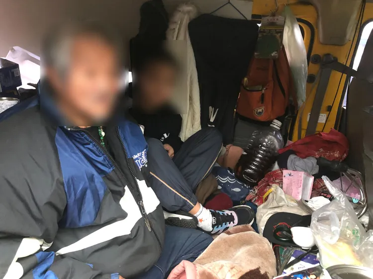 父子倆平時以車為家。平鎮警分局提供