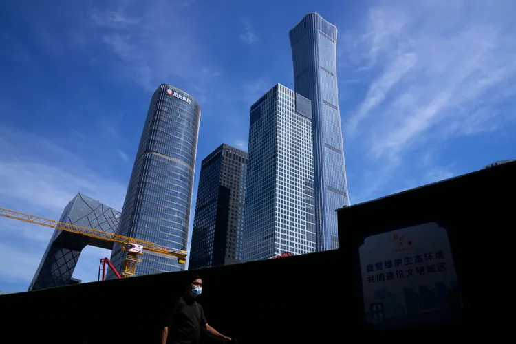 中國股市積弱，股民喪失信心，官方頻頻出手護盤並連續發聲。美聯社