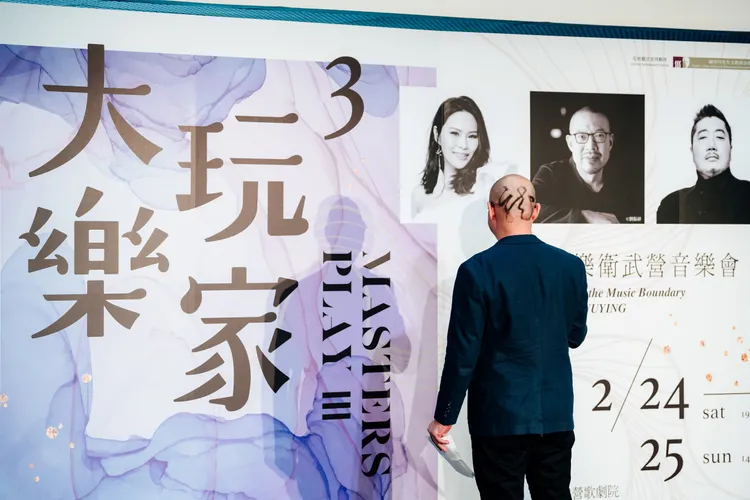 簡文彬龍年開春，刻上一個「龍」字在後腦勺。衛武營國家藝術文化中心/陳建豪 提供