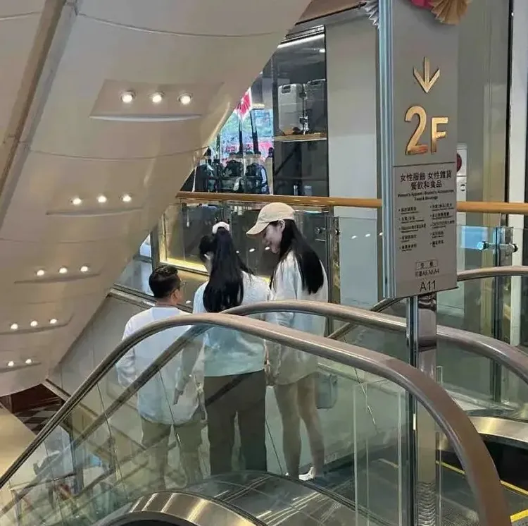 曼蒂（右）牽著汪小菲的女兒逛新光三越信義A11，一雙辣腿很吸睛。翻攝芒果撈小萌主微博