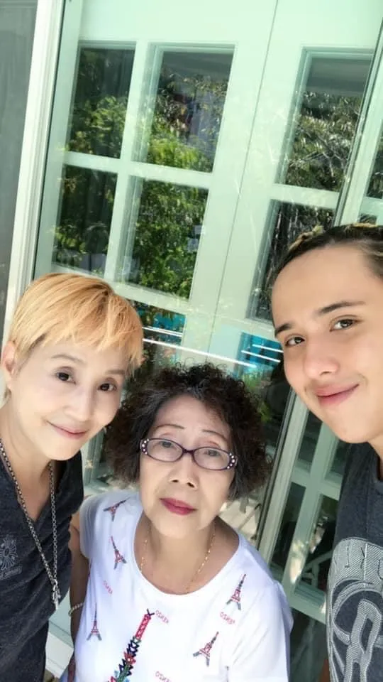 李明依（左起）和媽媽、兒子威利一家人相處多年，和樂融融。翻攝李明依臉書