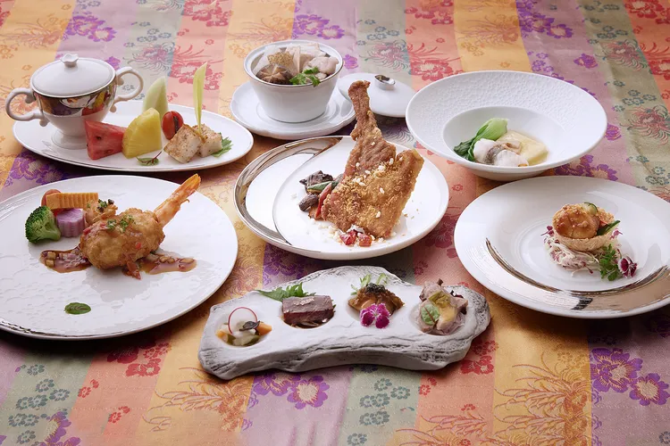 JR東日本大飯店台北情人節推北京宮廷菜系聞名的凱華樓中華料理「磐龍宮殿御膳」套餐，雙人優惠3600元加贈義大利進口氣泡酒。業者提供