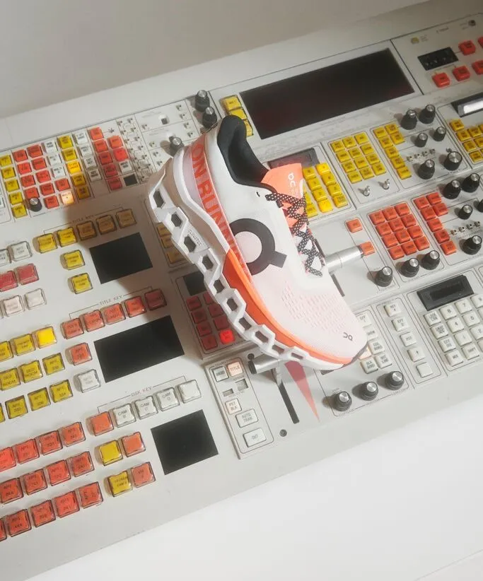 Cloudmonster 2延續了第一代超大CloudTec雲端緩衝科技的經典外型。品牌提供