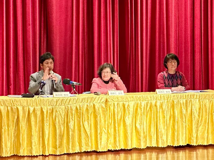 大考中心今天舉行記者會，說明學測國寫、英文非選題評分標準，左起國寫閱卷召集人陳昌明、大考中心主任張新仁、英文閱卷召集人賴惠玲。王良博攝