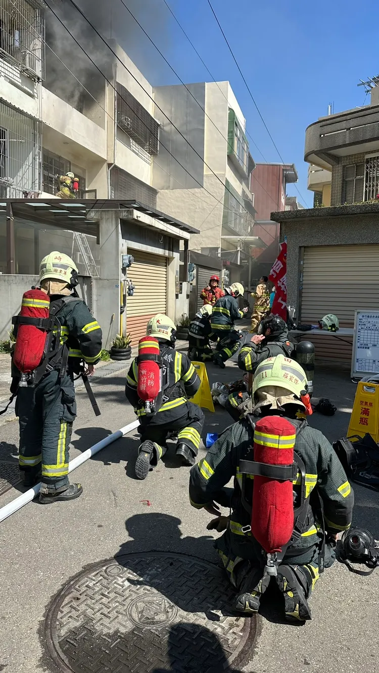 消防人員到現場拉水線灌救。翻攝畫面