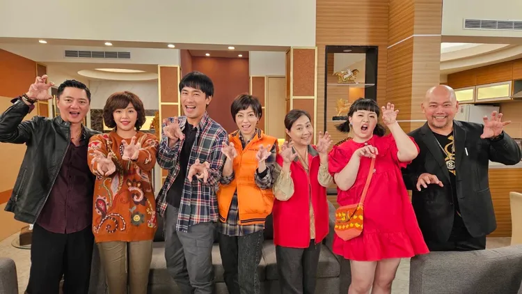 《愛的榮耀》演員群如藍葦華（左起）、賴慧如、傅子純、王瞳、楊凱琪、宮美樂、四方等一起拍拜年。民視提供