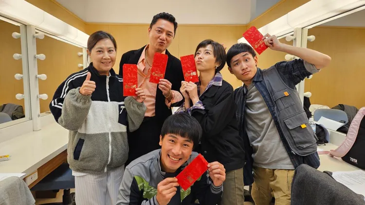 傅子純（前起順時鐘）、楊凱琪、藍葦華、王瞳和蔡承翰開心領《愛的榮耀》開工紅包。民視提供