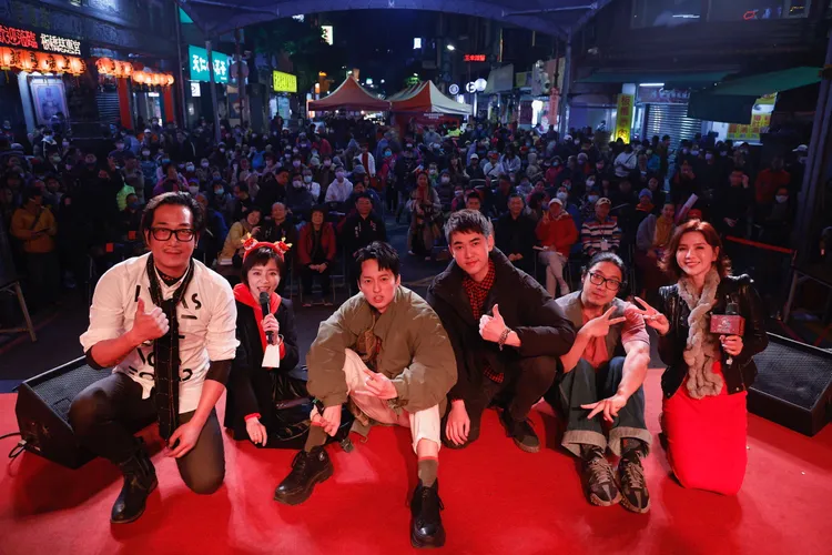 王瞳（左二）跟「霸氣樂團」于浩威、樂咖、阿修羅、小頭過年期間到板橋慈惠宮演唱。民視提供