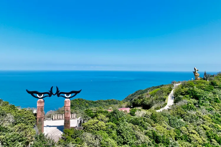 位於台灣福隆寶地的靈鷲山無生道場，名列台灣宗教百景之一。靈鷲山佛教教團提供