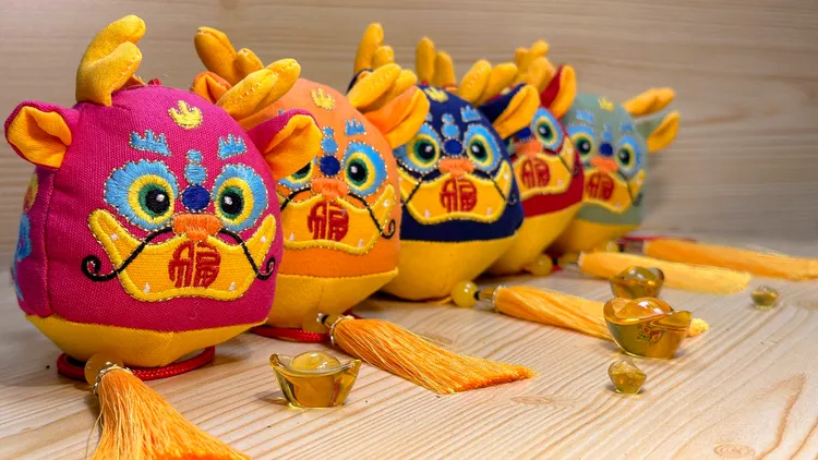 靈鷲山今年推出限量福氣禮「福龍」吊飾，要獻給生肖屬龍的幸運兒。靈鷲山佛教教團提供