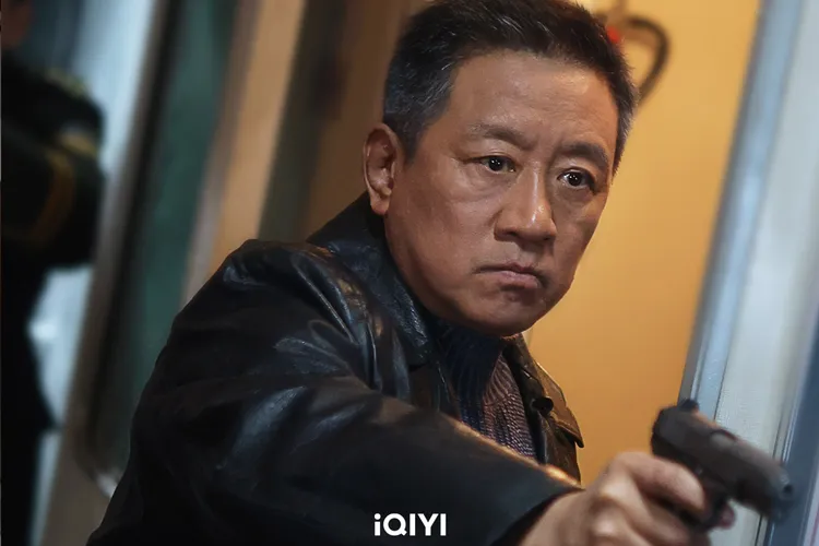 《南來北往》白敬亭師父馬魁（丁勇岱飾）為了圍捕毒梟遇刺身亡。