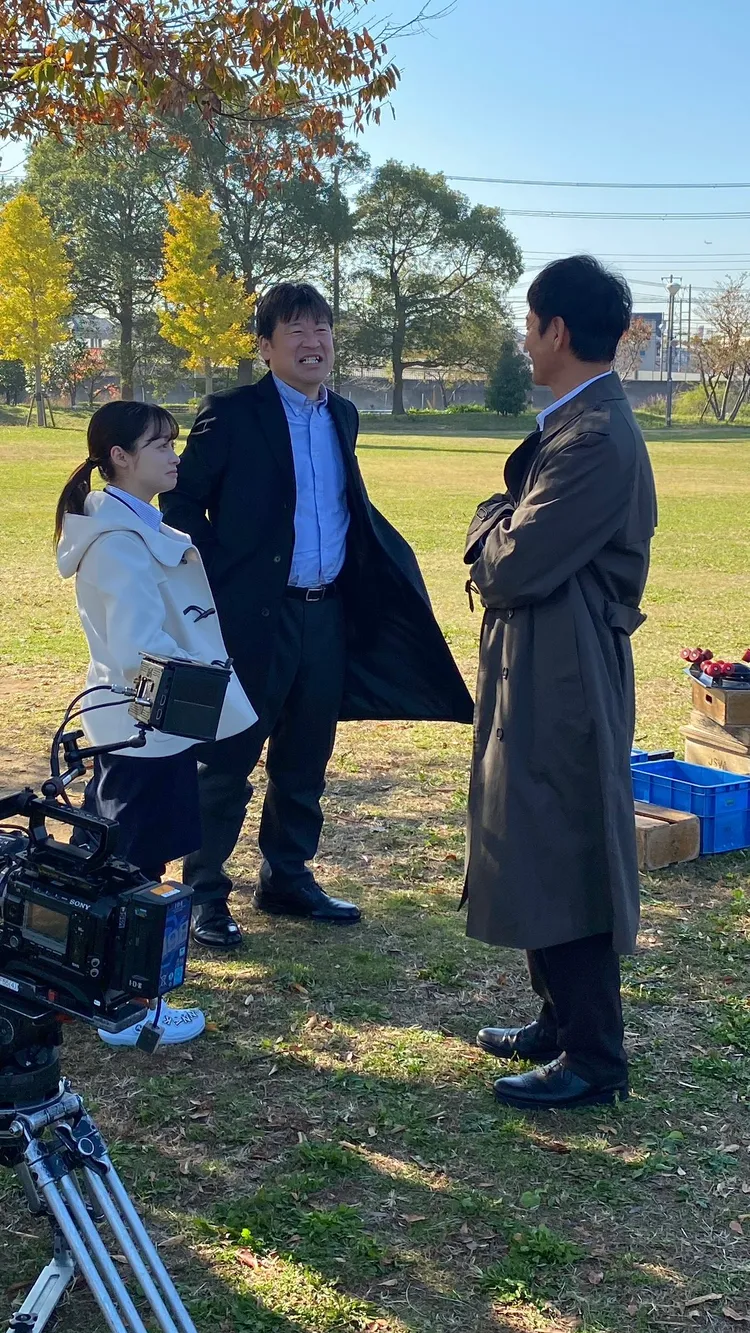 佐藤二朗（中）去年參與橋本環奈（左）主演的《特命！警視廳特別會計員》，拍到尾聲時突然強迫症發作。翻攝tokumei_ktv推特