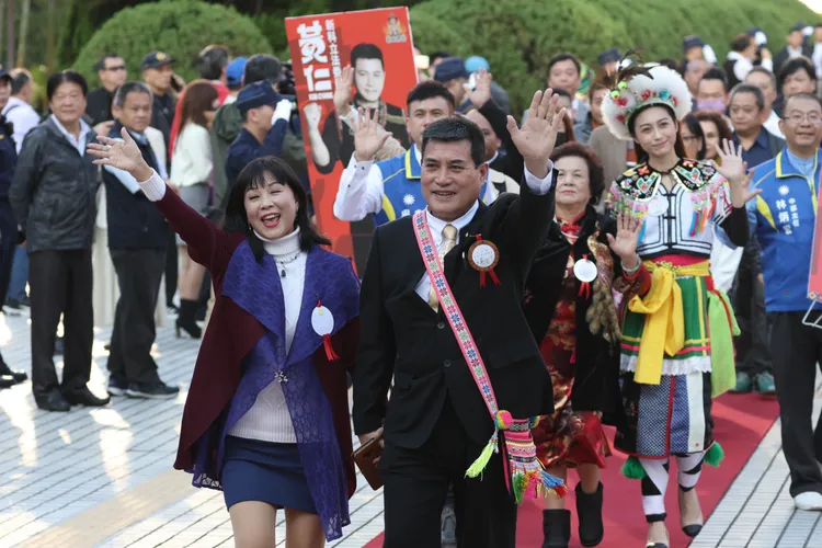 黃仁搶頭香。彭欣偉攝