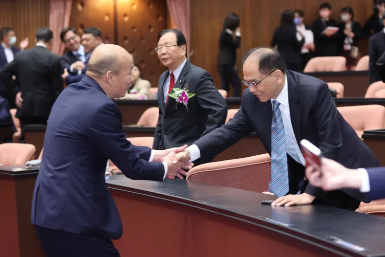 韓國瑜和游錫堃握手。立院記者聯誼會提供