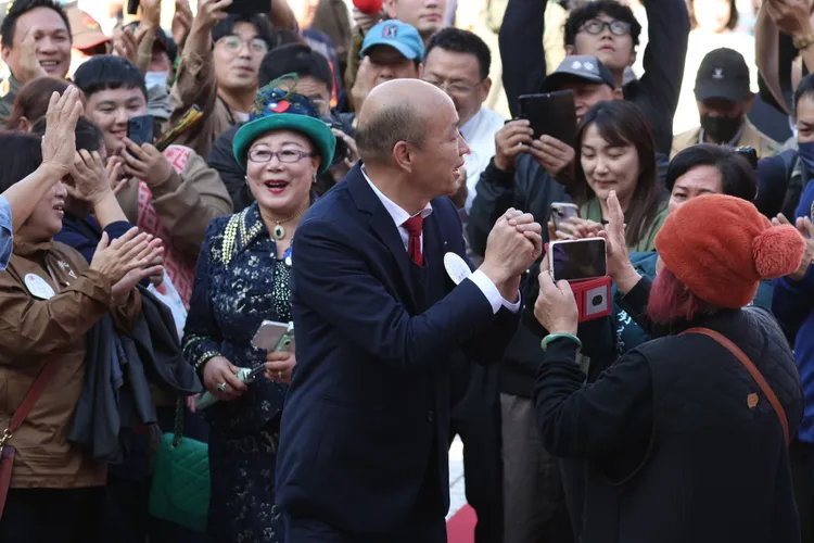 韓國瑜穿西裝現身。彭欣偉攝