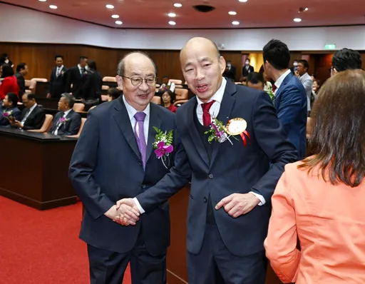 图多|立院新气象!韩国瑜、柯建铭世纪之握 万老师带「黄主任」走红毯