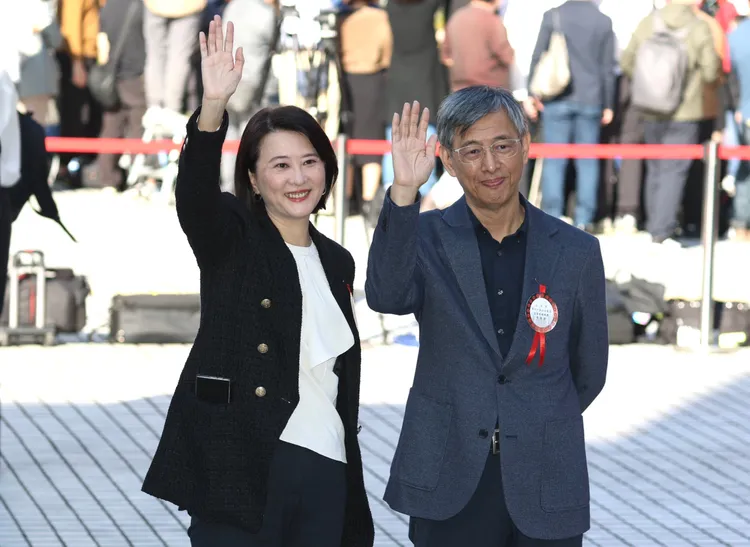 王鴻薇和老公走紅毯。彭欣偉攝