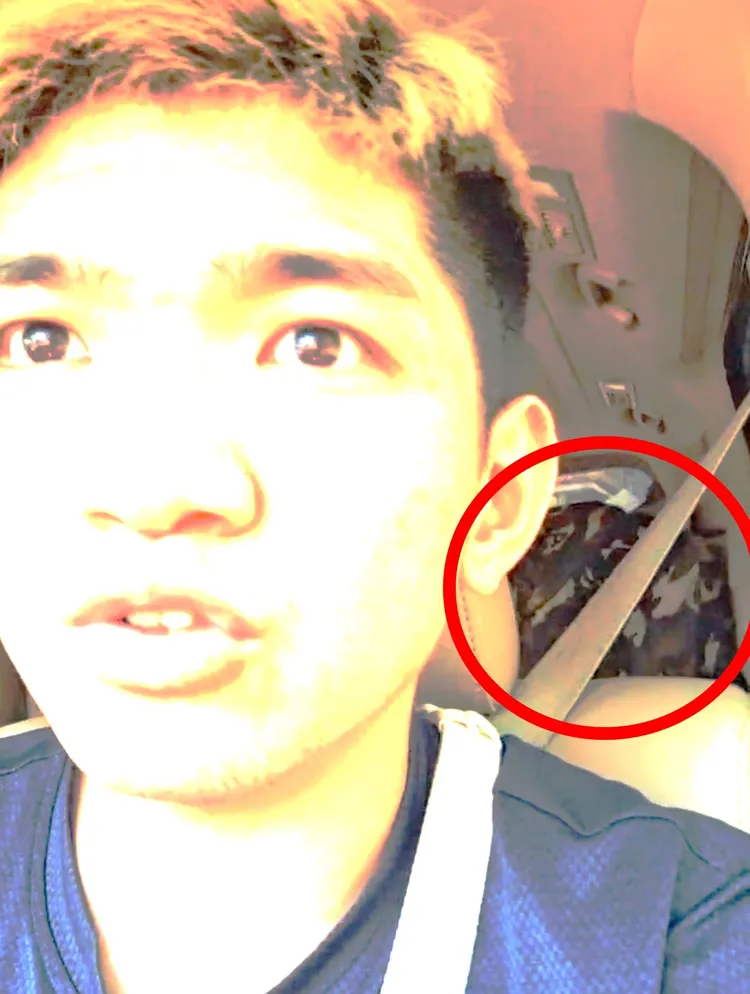 四叉貓將晚安小雞搭車畫面光線調亮，後座疑似有迷彩服，「自導自演的可能性非常高」。取自四叉貓臉書