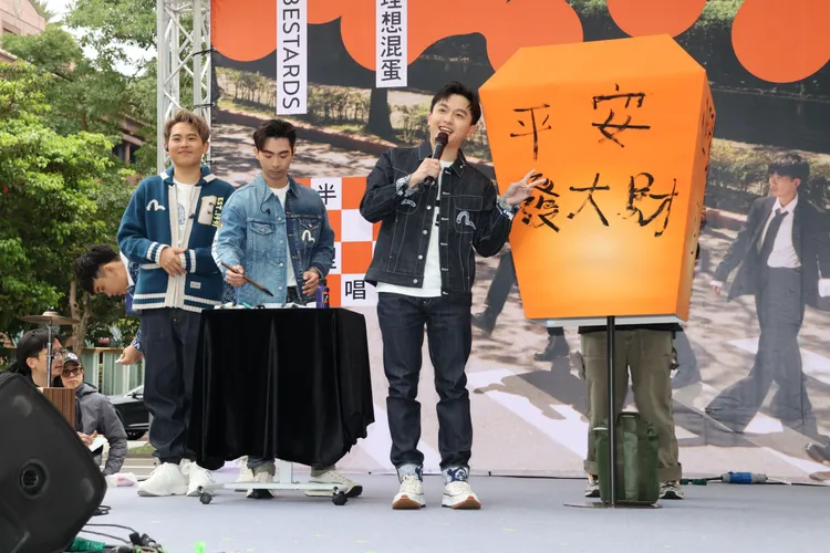 阿哲本要要寫「平平安安」，臨時改成「平安發大財」。莊宗達攝