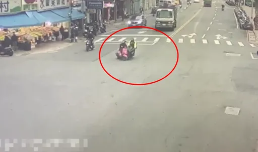 三寶鬼切害人撞斷肋骨　影片曝光！女騎士堅稱「我沒要左轉」