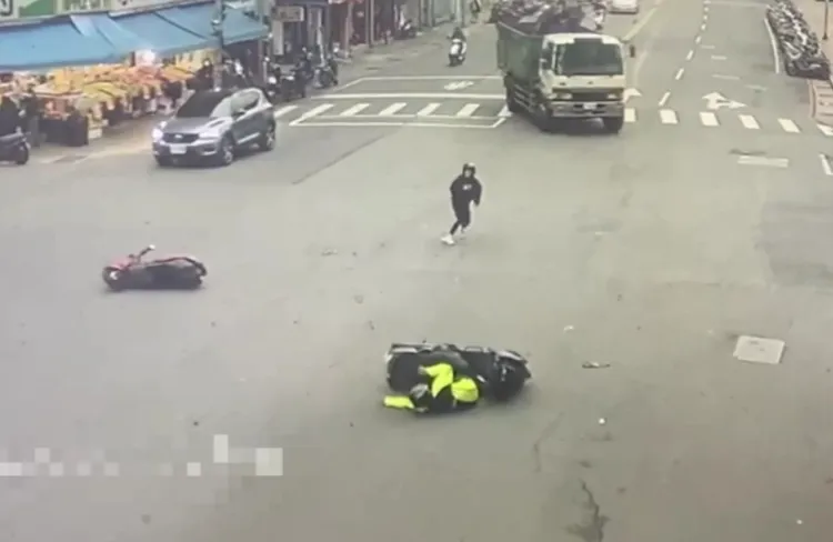 後方男騎士肋骨斷裂。翻攝畫面