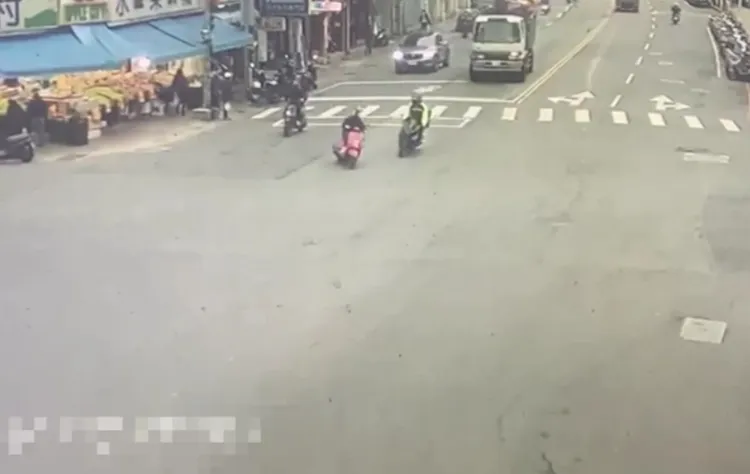 女騎士突然切入內側車道，疑似打算違規左轉。翻攝畫面