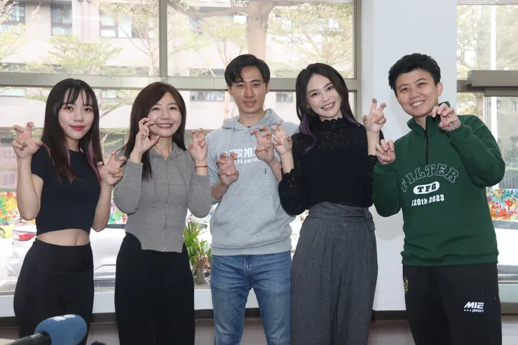 （左起）黃捷、吳沛憶、曾玟學、賴品妤、苗博雅。彭欣偉攝