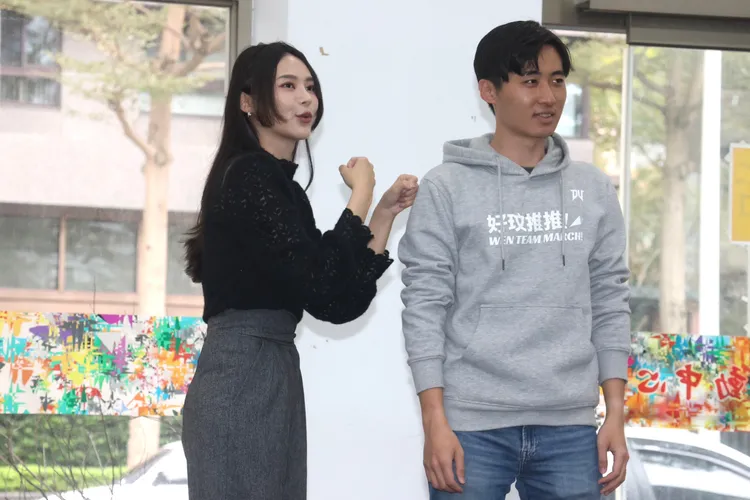 曾玟學、賴品妤的互動忍不住讓在場記者「姨母笑」。彭欣偉攝