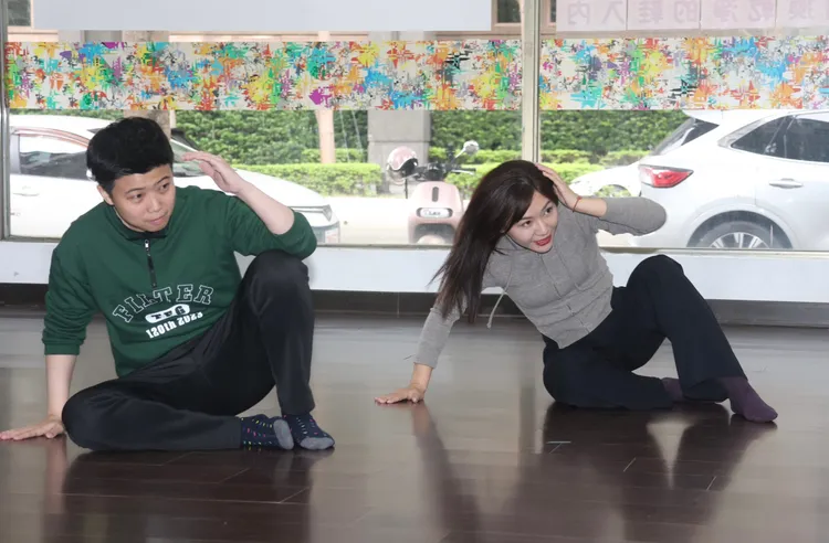 苗博雅、吳沛憶練習怎麼從地上快速起身，大呼「這好難」。彭欣偉攝