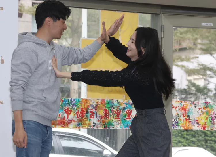 曾玟學、賴品妤練習時就像平時的打情罵俏。彭欣偉攝