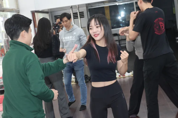 黃捷的防身術有模有樣。彭欣偉攝