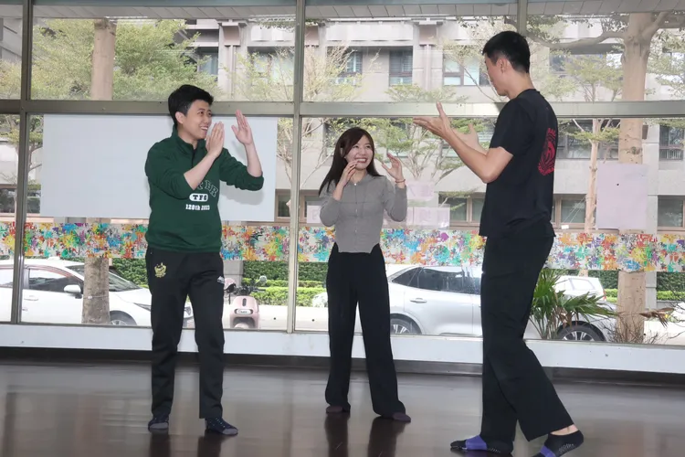 吳沛憶、苗博雅認真聽講。彭欣偉攝