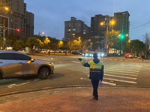 竹北燈會爆髒亂塞車 警方重要路口加強取締違規、維護交通秩序