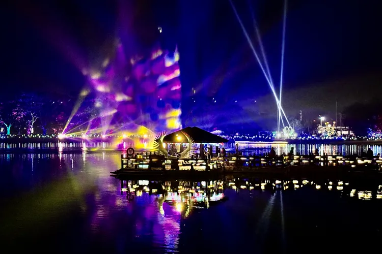 光影創作羅布湖面與岸邊，越夜越美麗。王志弘攝