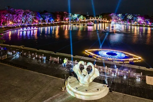 走春熱點|台南新營波光節絕美登場 光影閃耀湖面!夢幻又浪漫