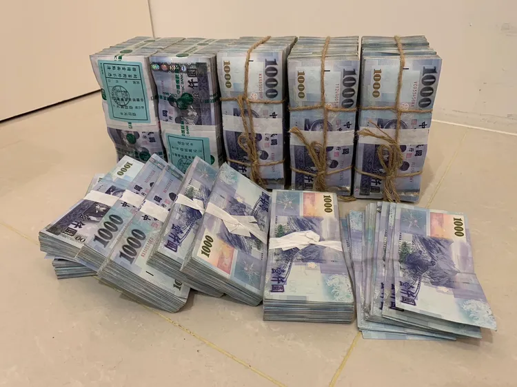 警方查扣不法所得。翻攝畫面