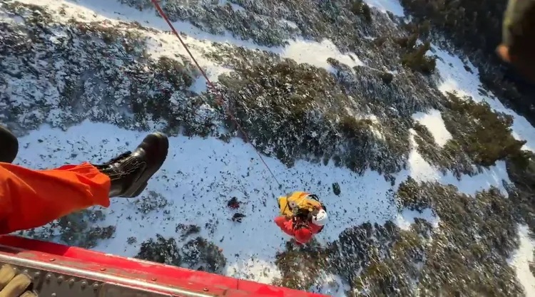 空勤直升機將受傷隊員吊掛至機內。空勤總隊提供