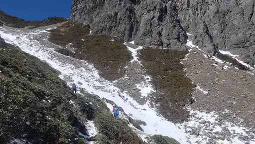 女山友獨攀雪霸墜谷亡 消防員搜救滑落山谷!直升機吊掛送醫