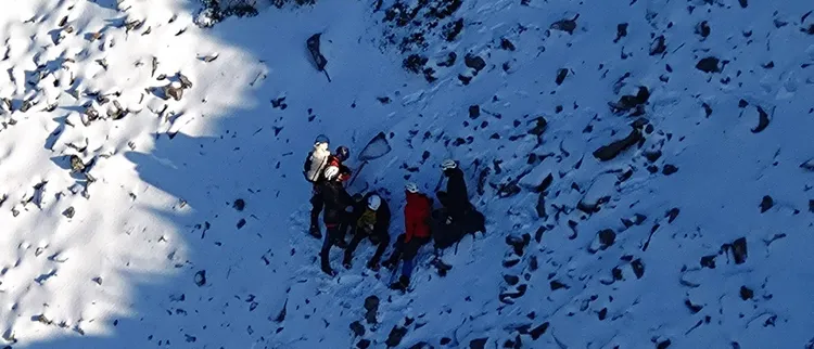 空勤直升機發現受傷的搜救隊員。空勤總隊提供